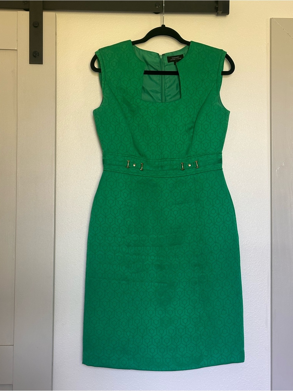 Tahari Elegant Green Sleeveless Midi Dress with Waist Accents